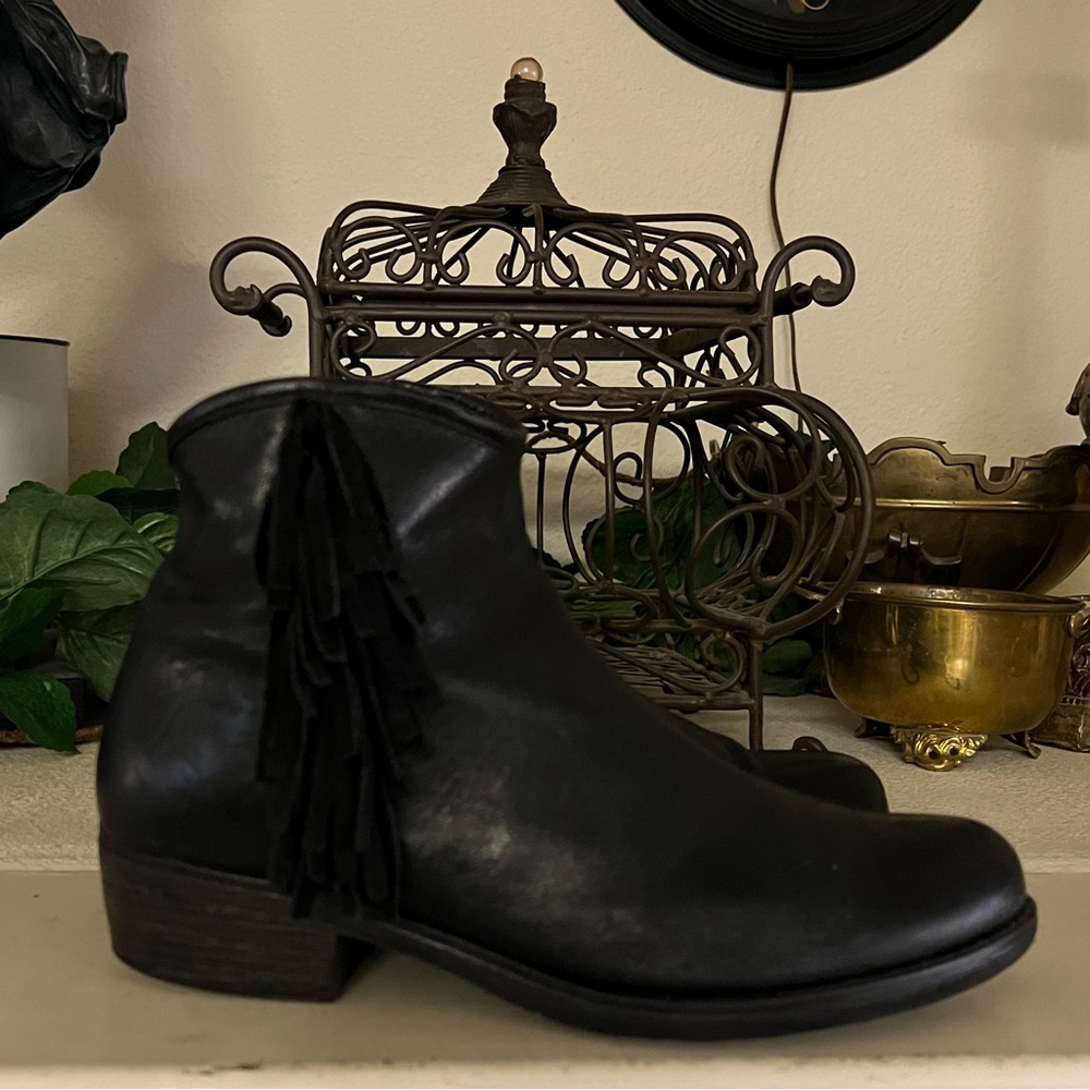 Eric Michael Elegant Black Leather Fringe Ankle Boots EU size 38, US 7.5/8